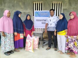 Program Ketahanan Pangan, Pemdes Ranotundobu Salurkan Beras dan Mesin Pemotong Rumput