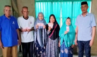 Jelang Lebaran, 36 KPM di Desa Waturay Wobar Terima BLT Dana Desa