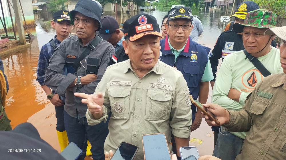 Tinjau Lokasi Banjir Pondidaha, Harmin Ramba Serahkan Bantuan Sembako Kepada Warga Terdampak