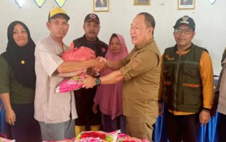 Salurkan Bantuan di Lokasi Bencana Banjir, Harmin Ramba Janjikan Perbaikan Infrastruktur Jalan Desa