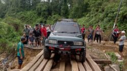 Polres Konawe Bersama Warga Kecamatan Meluhu Bergotongroyong Membuat Jembatan Darurat, Lalu Lintas Kembali Normal