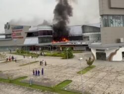 Lantai Dua Mall The Park Kendari Terbakar, Satu Security Dilarikan ke Rumah Sakit