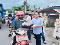 Wakil Ketua DPRD Konawe dan Pengurus Masjid Al Ihsan Anggopiu Tebar Kebaikan Ramadan dengan Bagi-Bagi Takjil