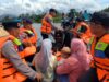 Terjang Banjir Linomoyo, Tim SAR Brimob Polda Sultra Ulurkan Tangan Kemanusiaan