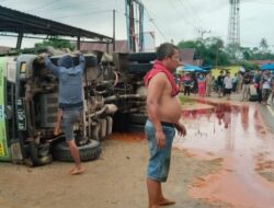 Laka Tunggal Truk Pengangkut Minyak Sawit di Pondidaha: Jalan Licin Mengancam, Polisi Bertindak Cepat