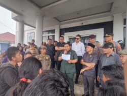 Mahasiswa Unilaki Kepung Gedung Dewan Tuntut Transparansi Dana Beasiswa CSR, Ketua DPRD Konawe Berikan Dukungan