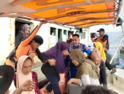 KM Nur Rizki Mati Mesin di Perairan Wakatobi, Tim SAR Berhasil Evakuasi Seluruh Penumpang dalam Keadaan Selamat