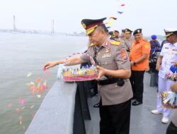 Sambut Hari Bhayangkara ke-79, Polda Sultra Gelar Tabur Bunga di Teluk Kendari