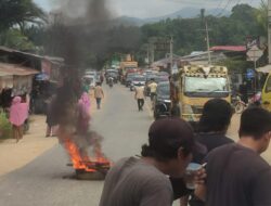 Protes Jalan Rusak, Ribuan Warga Lambuya-Puriala Blokir Jalan Nasional: “Kami Sudah Terlalu Lama Sabar!”