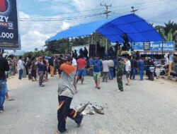 Satu Dekade Jalan Rusak Tanpa Perbaikan: Warga Konawe Blokir Jalan Nasional, Lalu Lintas Lumpuh Total