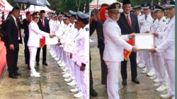 Bupati Konawe Yusran Akbar Serahkan Penghargaan Desa Berprestasi pada HUT ke-80 RI