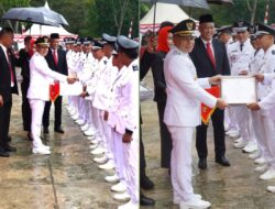 Bupati Konawe Yusran Akbar Serahkan Penghargaan Desa Berprestasi pada HUT ke-80 RI