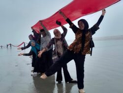 Bendera Merah Putih Raksasa 580 Meter Dikibarkan di Pantai Kapoiala, Jadi Simbol Persatuan dan Nasionalisme