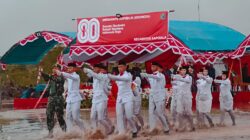 Semangat Paskibra SMA Negeri 1 Kapoiala Berkobar di Tengah Lumpur pada Upacara Penurunan Bendera