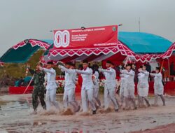 Semangat Paskibra SMA Negeri 1 Kapoiala Berkobar di Tengah Lumpur pada Upacara Penurunan Bendera