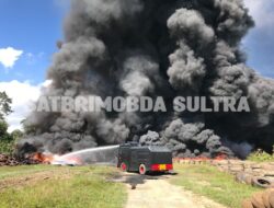 Padamkan Kebakaran Pabrik Ban Bekas di Konsel, Brimob Polda Sultra Kerahkan Dua Water Cannon