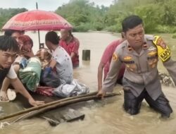 Polres Kolaka Gerak Cepat Bantu Warga Terdampak Banjir di Watubangga