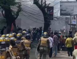 Warga Blokade Jalan dan Bakar Ban Tolak Konstatering Lahan Eks PGSD Kendari