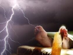 Dua Pemuda Tewas Disambar Petir Saat Bermain Bola di Morosi