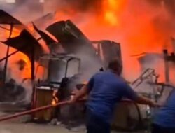 Dua Rumah Warga di Kota Lama Kendari Dilalap Api, Damkar Kerahkan Enam Unit Mobil Pemadam