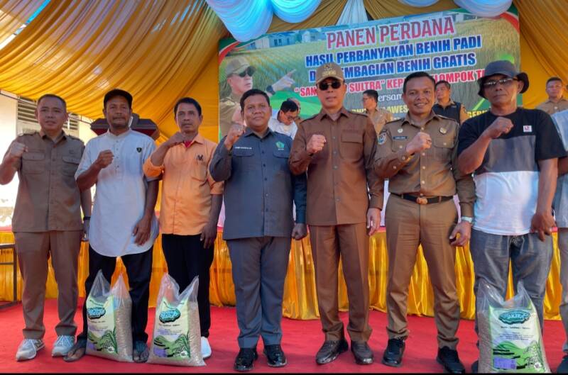 Gubernur Sultra Hadiri Panen Perdana Benih Padi di Wawotobi, Janjikan Hadiah Umroh bagi Penyuluh Berprestasi