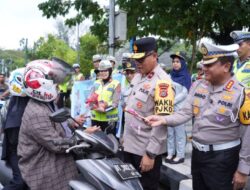 Polantas Menyapa di Kendari, Ditlantas Polda Sultra Bagikan Helm dan Bunga dalam Operasi Keselamatan Anoa 2026