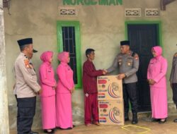 Sat Binmas Polres Konawe Salurkan Bansos ke Empat Mushollah di Puriala, Sampaikan Pesan Kamtibmas Selama Ramadhan