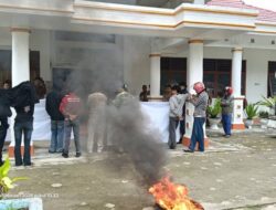 Aksi Tolak Pelantikan di TPA Mataiwoi, Massa Soroti Dugaan Pelanggaran Aturan dan Kritik Kinerja PGRI Konawe