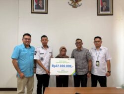 Jadi Desa Percontohan di Konkep: Kades Laywo Jaya dan BPJS Ketenagakerjaan Serahkan Santunan Rp42 Juta