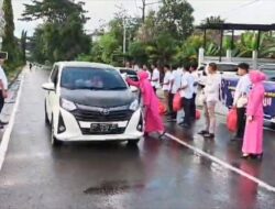 Aksi Peduli: Satreskrim Polres Konawe Bagikan Takjil kepada Pengguna Jalan