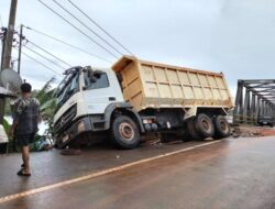 Bahu Jalan di Dekat Jembatan Rawa Aopa Amblas, Warga Desak Pemerintah Segera Lakukan Perbaikan Darurat