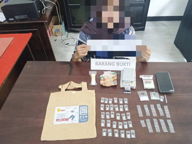 Wanita Muda di Kendari Ditangkap Edarkan Sabu, 33 Sachet Disembunyikan di Bawah Spring Bed