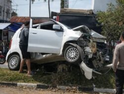 Rem Mendadak Hindari Kendaraan Berbelok, Suzuki Karimun Tabrak Trotoar di Jalur Bandara Haluoleo