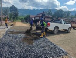 Aspal Pertama di Routa Mulai Dikerjakan di Desa Lalomerui, Warga Sambut Antusias