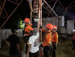 Remaja di Kolaka Nekat Panjat Tower Telkomsel, Tim SAR Lakukan Penyelamatan