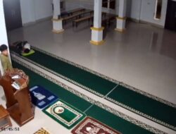 Pencuri Gasak Kotak Amal dan HP Marbot di Masjid Fastabiqul Khairat Konsel, Aksinya Terekam CCTV