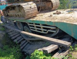 Truk Tronton Bermuatan Excavator Ambrukkan Jembatan Semi Permanen di Asinua, Warga Diminta Waspada