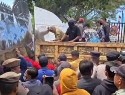 Massa GEMPAR Dobrak Pagar Kantor Bupati Konawe, Tuntut Solusi Legalisasi Tambang Pasir Rakyat