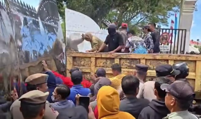 Massa GEMPAR Dobrak Pagar Kantor Bupati Konawe, Tuntut Solusi Legalisasi Tambang Pasir Rakyat