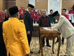 Plt Rektor UHO Lantik Dekan Baru FISIP dan Fakultas Hukum, Dorong Transformasi Akademik Berdaya Saing Global