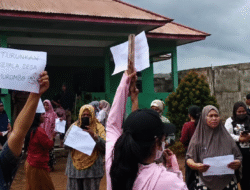 Ratusan Warga Morombo Pantai Kepung Kantor Desa, Desak Kades Transparan Soal Dana Pembebasan Lahan
