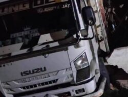 Truk Bermuatan Material Bangunan Tabrak Kios di Morosi, Dua Penghuni Terluka