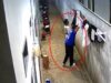 Terekam CCTV, Dua Pria Diduga Curi Pakaian Penghuni Kos di Kendari