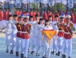 Siswi SMA Negeri 4 Kendari Malyqa Aurora Janyqa Dipercaya Bawa Baki pada Upacara HUT ke-81 RI