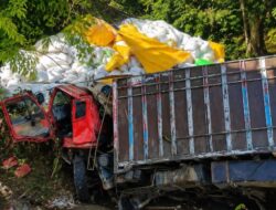Truk Pengangkut Beras Terjun ke Sungai di Jembatan Aoma, Dua Orang Luka Ringan