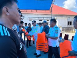 KUPP Molawe Bagikan Life Jacket Gratis kepada Nelayan Lasolo, Ingatkan Pentingnya Keselamatan Pelayaran