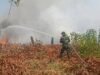 Kebakaran Lahan di Baruga Kendari, Babinsa dan Polisi Bersama Warga Bergerak Cepat Padamkan Api