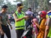 Kapolda Sultra Turun ke Jalan, Atur Lalu Lintas dan Bagikan Helm Gratis di Kendari