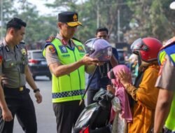 Kapolda Sultra Turun ke Jalan, Atur Lalu Lintas dan Bagikan Helm Gratis di Kendari