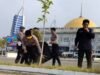 Implementasikan Quick Wins Kapolri, Wakapolda Sultra Pimpin Aksi Bersih-Bersih Masjid Al Alam Kendari